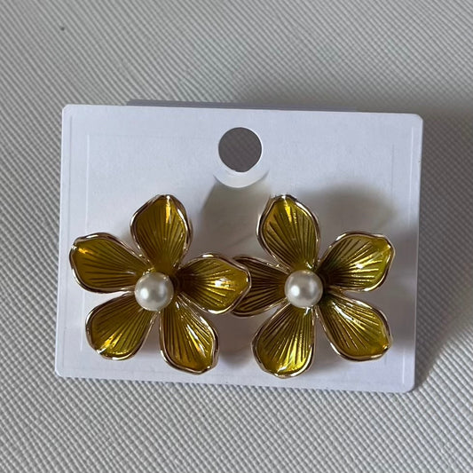 ❦ Greenish-Yellow Stud Flower Earrings